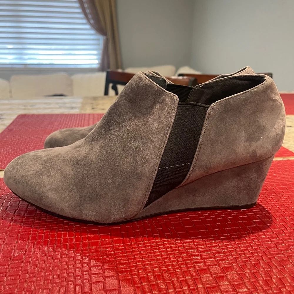 Vionic women’s Boots Gray Size 9.5 new